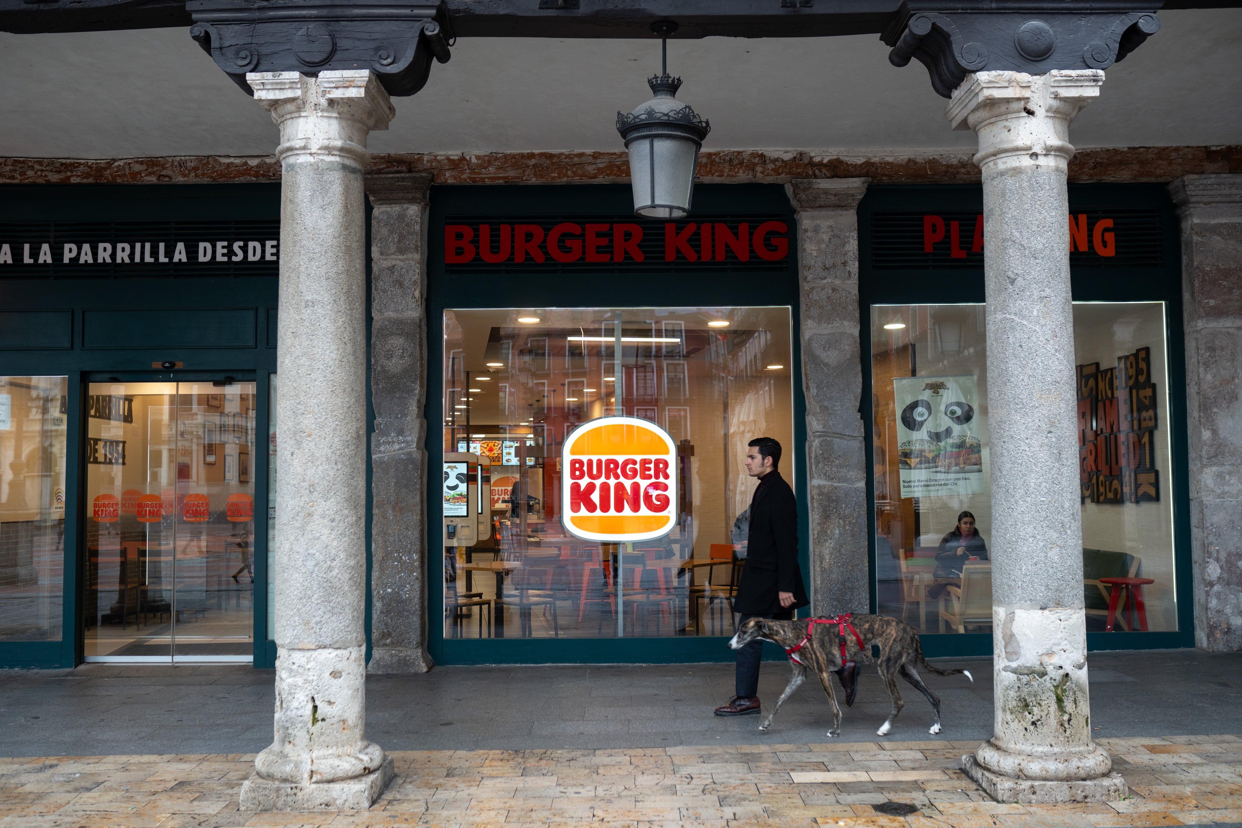 Un Burger King en los soportales de la Plaza Mayor de Valladolid en abril de 2024.