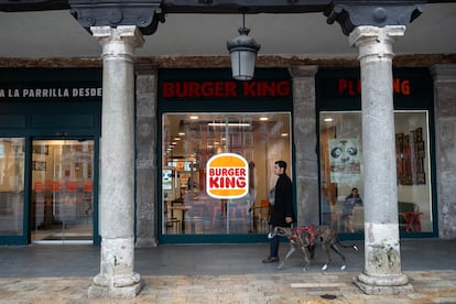 Un Burger King en los soportales de la Plaza Mayor de Valladolid.