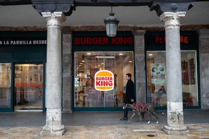 Un Burger King en los soportales de la Plaza Mayor de Valladolid