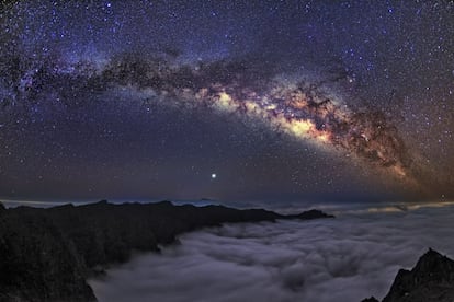 La Vía Láctea muestra toda su belleza sobre el mar de nubes de la Caldera de Taburiente, en la isla canaria de La Palma.