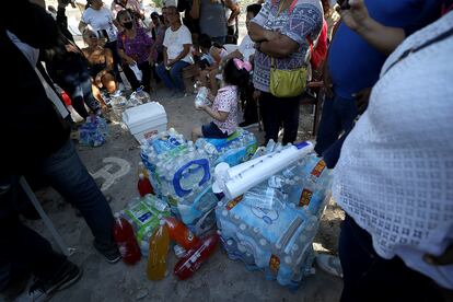 Familiares esperan noticias de los mineros atrapados tras el derrumbe en la mina.