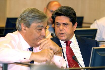 Federico Trillo, junto a Fernando López Amor, esta mañana en el Congreso.