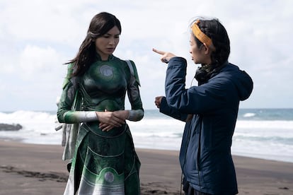 Gemma Chan y Chloé Zhao durante el rodaje de ‘Eternals’.