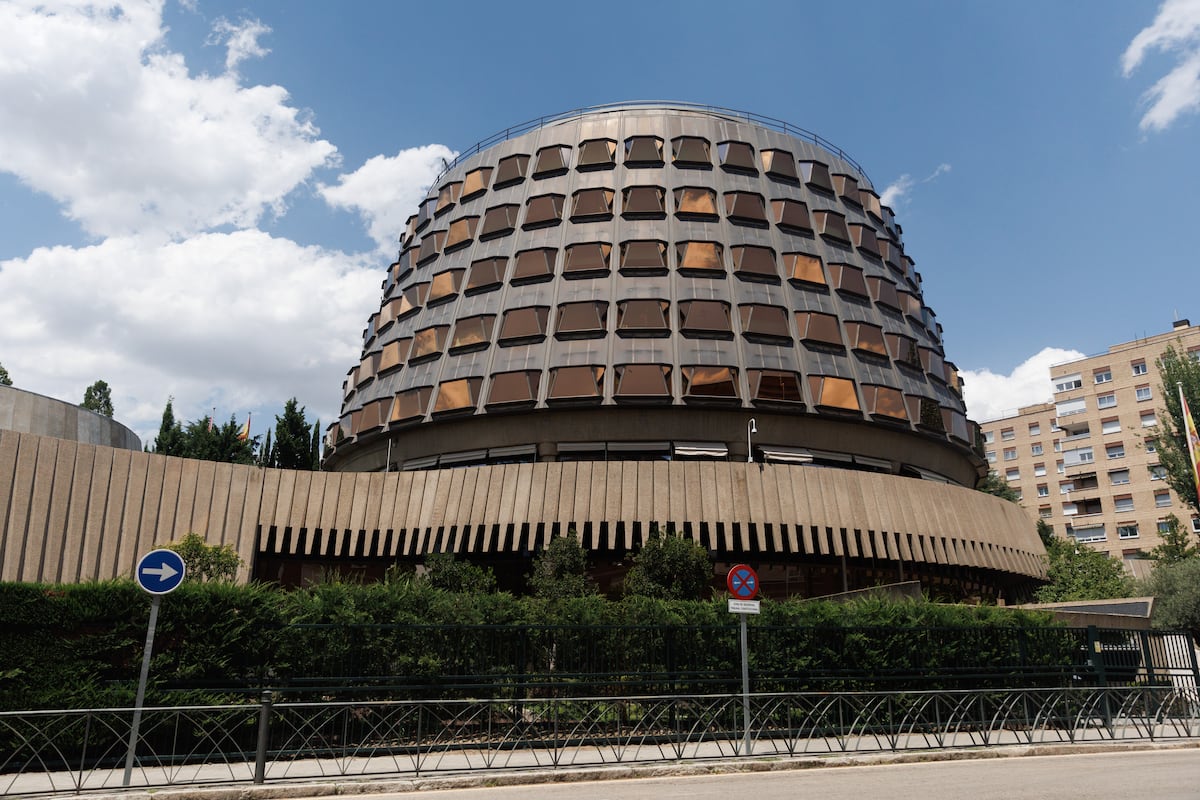 The Constitutional Court overturns the transfer to the Basque Country of the management of local secretaries and treasurers |  Economy