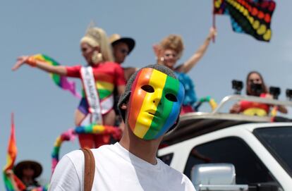 Participantes en el desfile anual del orgullo gay en San Juan, Puerto Rico.