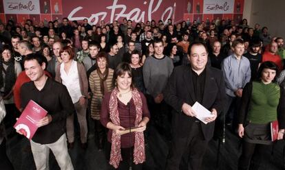 Los dirigentes de la izquierda abertzale Maribi Ugarteburu (segunda por la izquierda) y Pernando Barrena (segundo por la derecha), durante el acto celebrado en San Sebastián.