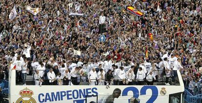 Los jugadores del Real Madrid son felicitados por los aficionados a su paso por el Paseo de la Castellana