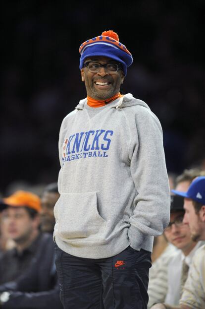 El director de cine Spike Lee observa el partido del Madison Square Garden con un jersey de los Knicks.