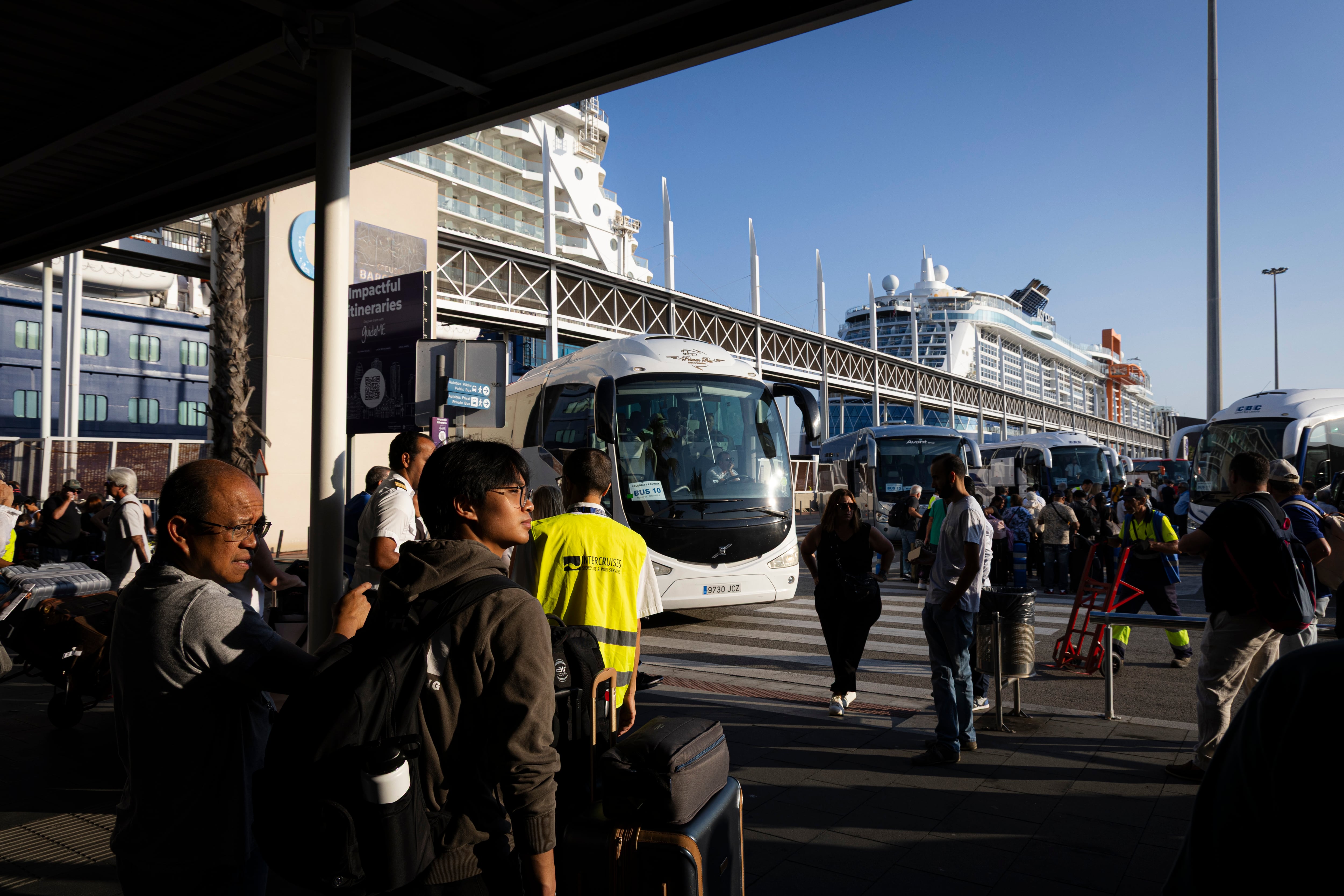 Turistas en el Puerto de Barcelona.