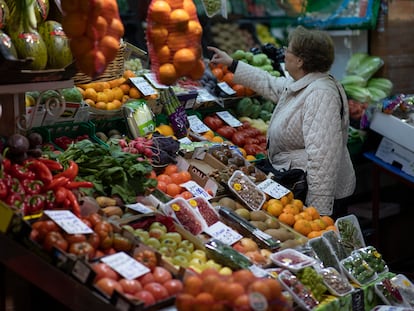 Puesto de alimentación en el marcado de Triana, Sevilla.