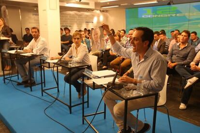 En primera fila, de izquierda a derecha, David &Aacute;lvaro, Ana Isabel P&eacute;rez y Antonio Jos&eacute; Mesa. 