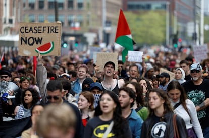 Estudiantes de la Universidad de Ámsterdam se manifiestan contra los bombardeos israelíes sobre Gaza, este martes.