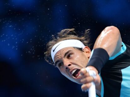 Nadal sirve durante el partido contra Murray.