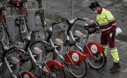 Un operario del Ayuntamiento de Sevilla desinfecta las bicis del Sevici, este martes.