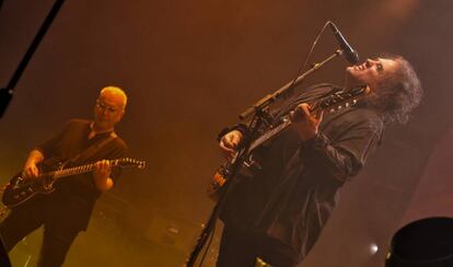 Reeves Gabriels y Robert Smith anoche durante el concierto.