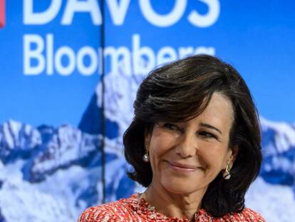 La presidenta del Santander, Ana Botín, entre la representación española en Davos.