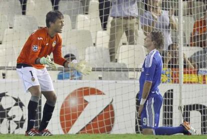 Alves, tras una acción de Torres.