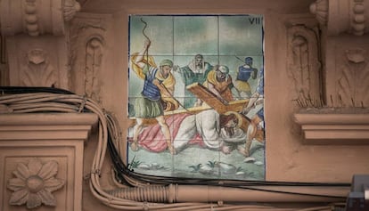 Azulejos del V&iacute;a Crucis en el n&uacute;mero 5 deL Caller Major de L&#039;Hospitalet de Llobregat. 