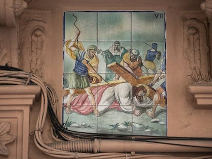 Azulejos del V&iacute;a Crucis en el n&uacute;mero 5 deL Caller Major de L&#039;Hospitalet de Llobregat. 