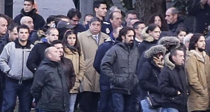 Ex-Deportivo president Augusto César Lendoiro, center in raincoat and tie, during the funeral.