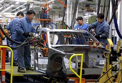 Trabajadores chinos, en la planta de Chrysler situada en Pekín.