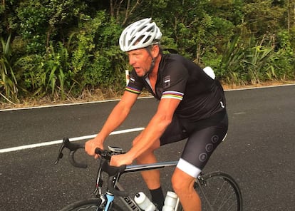 Armstrong, de cicloturista por Nueva Zelanda en diciembre pasado.