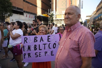 Un hombre y una mujer participan en la manifestación contra Rubiales, este lunes en Madrid.