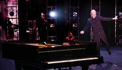 El bailarín y coreógrafo Cesc Gelabert durante su actuación en el homenaje a Carlos Santos.