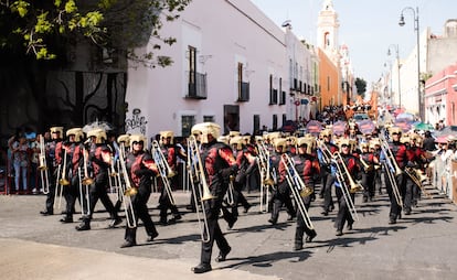 Una banda de metales camina por las calles de Puebla (Estado de Puebla), durante el desfile.