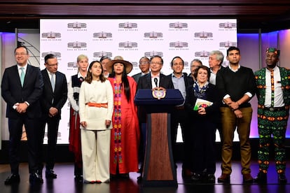 presidente Gustavo Petro se reúne con los representantes de los distintos partidos políticos de su alianza legislativa, en Bogotá, el 27 de febrero de 2023.
