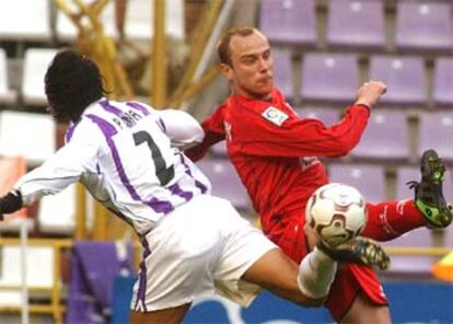 El ruso Khokhlov (dcha) lucha un balón con Peña, del Valladolid.