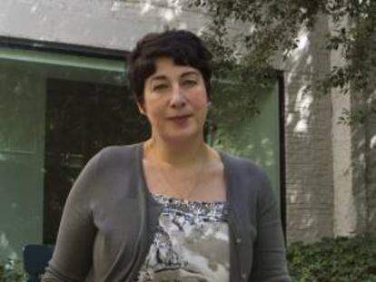 La escritora británica Joanne Harris, posa durante la presentación de su última novela , "El perfume secreto del melocotón", en la que vuelve al paisaje de su popular libro "Chocolat", que se popularizara con la versión cinematográfica homónima que protagonizó Johnny Depp y Juliette Binoche.