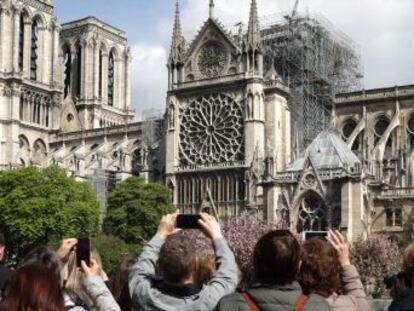 El Gobierno lanza un concurso internacional para recrear la aguja de la catedral. Francia incentivará con una desgravación del 75% las contribuciones de particulares hasta los 1.000 euros