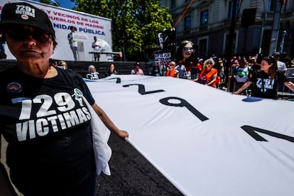 Manifestantes muestran el lema "7291 víctimas" en referencia  los muertos por la covid en residencias de ancianos.