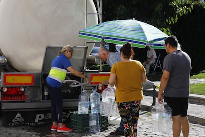 Reparto de agua en camión cisterna en la localidad cordobesa de Pozoblanco.