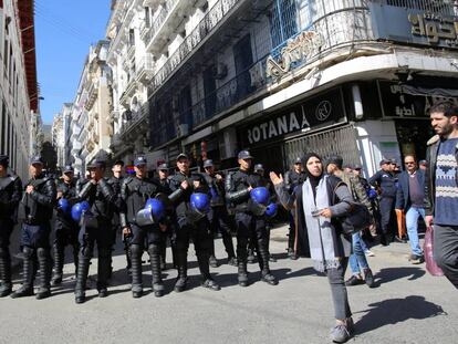 Miembros de la policía se mantienen apostados este lunes en una de las calles del centro de Argel.