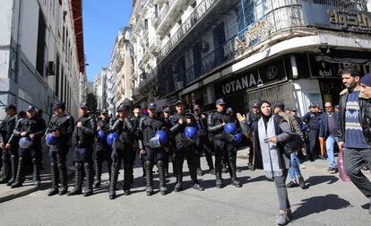 Miembros de la policía se mantienen apostados este lunes en una de las calles del centro de Argel.