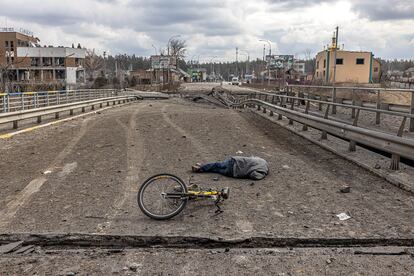 El cuerpo de un ucranio yace sin vida en un puente de la ciudad de Irpín, en Kiev, este 7 de marzo.