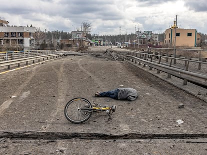El cuerpo de un ucranio yace sin vida en un puente de la ciudad de Irpín, en Kiev, este 7 de marzo.