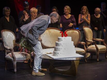 Josep Maria Benet i Jornet bufa les espelmes en l'homenatge que se li va fer ahir al Teatre Nacional de Catalunya.