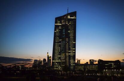 La sede del Banco Central Europeo (BCE) al atardecer, en Fráncfort (Alemania).