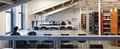 Biblioteca de la facultad de comunicación de la Universidad Pompeu Fabra.