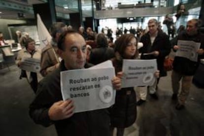 Afectados por las preferetens durante una protesta en la sede central de Novagalicia Banco en A Coruña. EFE/Archivo