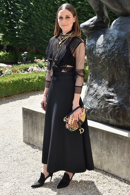 Olivia Palermo ha lucido numerosos looks estos días: nos quedamos con este de inspiración witch: vestido negro, zapatos afilados y colgantes tipo amuleto.