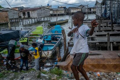 Un niño y pescadores en Puente Nayero, en Buenaventura, el 4 de agosto de 2023. 