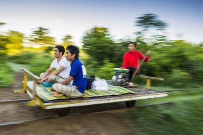El 'norry' es un vehículo ferroviario muy conocido en Camboya. Se trata de una especie de barcaza de bambú, típica de los entornos de las ciudades de Battambang y Poipet, que recorre unos raíles y que llega a superar los 50 kilómetros por hora. El sistema fue creado durante la colonización francesa y gozó de gran popularidad por su rapidez, frecuencia y bajo precio. En la actualidad quedan pocos, que mantienen un precio muy reducido, pero no las mismas frecuencias de paso. Subirse es, a ratos, como viajar en montaña rusa.