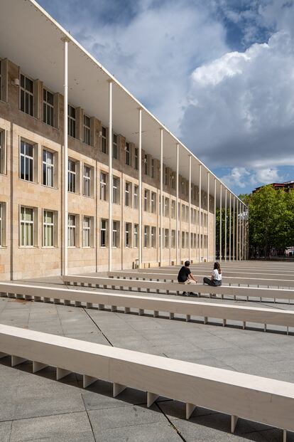 Los bancos de Pawel Grobelny prolongan la forma de las columnas del ayuntamiento diseñado por Rafael Moneo, y tienen el mismo color y disposición.