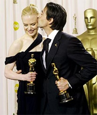 Adrien Brody, mejor actor, besa a Nicole Kidman, mejor actriz, ambos con sus <i>oscars.</i>