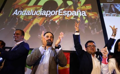 Santiago Abascal, en el centro, durante la noche electoral del 2-D.