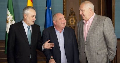 El presidente del Gobierno andaluz, José Antonio Griñán, junto a los secretarios regionales de los sindicatos CCOO, Francisco Carbonero, y UGT, Manuel Pastrana